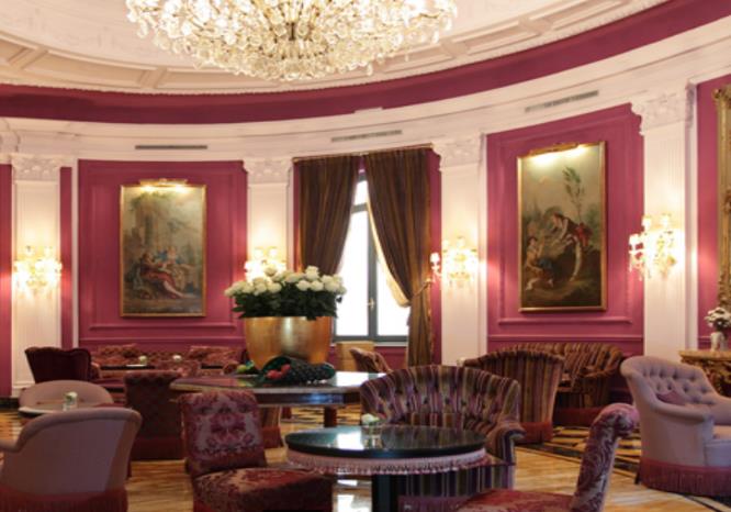 PROPONOWANE ZAKWATEROWANIE: 5* REGINA HOTEL BAGLIONI: Luksusowy hotel Regina Hotel Baglioni położony jest dziesięć minut spacerem od Hiszpańskich schodów, tuż przy słynnej, pełnej knajpek i