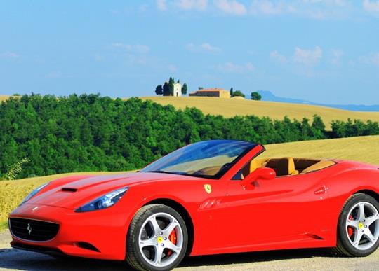 FERRARI CALIFORNIA: SPECYFIKACJE TECHNICZNE: Wymiary: Długość: 4,563 mm Szerokość: 1,902 mm Wysokość: 1,308 mm Waga: 1,630 kg Silnik: Typ: 90 V8 Średnica cylindra x skok tłoka: 94 x 77.