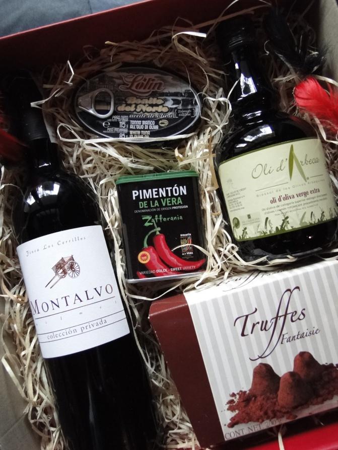 MW Coleccion Privada butelka czerwonego, hiszpańskiego wina wytrawne, Truffes Fantaisie opakowanie czekoladowych trufli, Pimenton de la vera