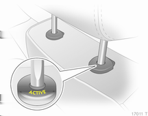Fotele, elementy bezpieczeństwa 49 Zagłówki bez przycisku zwalniającego Zdejmowanie Aktywne zagłówki Pociągnąć zagłówek w górę lub wcisnąć zaczep w celu zwolnienia blokady i popchnąć zagłówek w dół.