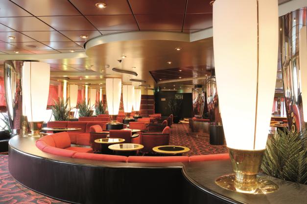 Zarówno wnętrza, jak i kabiny są przestronne i eleganckie, większość z kabin (809) posiada prywatny balkon.