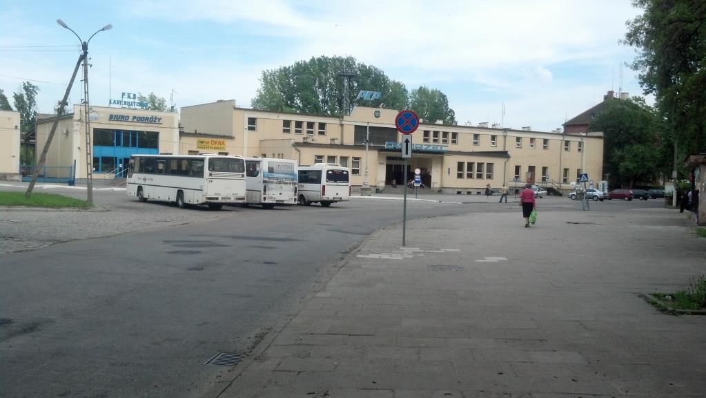 Zdjęcie 1. PKS Dworzec Autobusowy w Nysie PKP Dworzec Kolejowy w Nysie Pociągi kursują docelowo 19 razy na dobę do miejscowości takich jak Kędzierzyn Koźle, Brzeg, Opole oraz Kluczbork.