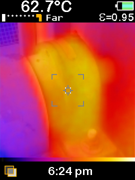Pomiary Visual IR Thermometer Pomiary Pomiar temperatury w centrum obszaru pokazany jest u góry ekranu. Znajdują się tam również ustawienia współczynnika emisji.