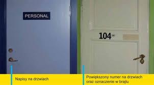 Pomoc w przemieszczaniu się Przewodnik idzie ZAWSZE pierwszy (osoba niewidoma trzyma go za ramię), pomaga też w oglądaniu dotykowym. Biała laska.