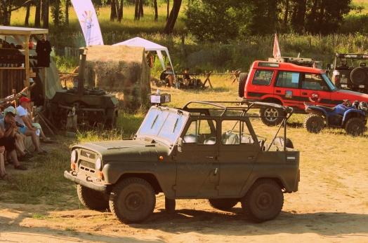 TRAMP CAMP SZKOLENIA - OBOZY Survivalowe - ZIELONE SZKOLY Park maszynowy Na terenie Poligonu Parku Atrakcji Wojskowych dysponujemy pojazdami militarnymi i cywilnymi, która mogą zostać wykorzystane w