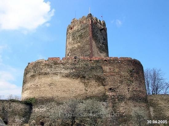 WieŜa z dziobem Zamku Bolków Lata 1703-15 to przebudowa i remont zamku przez nowych właścicieli zakon cystersów z Krzeszowa, którzy kupują zamek. Przed bramą wewnętrzną zbudowano dom straŝy.