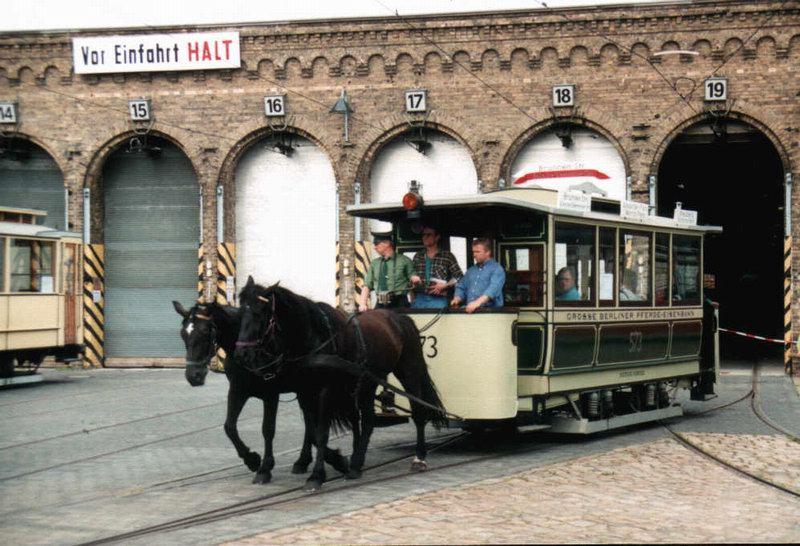 Transport kolejowy Do XIX wieku używano namiastki kolei, czyli wozów ciągniętych przez konie po szynach.