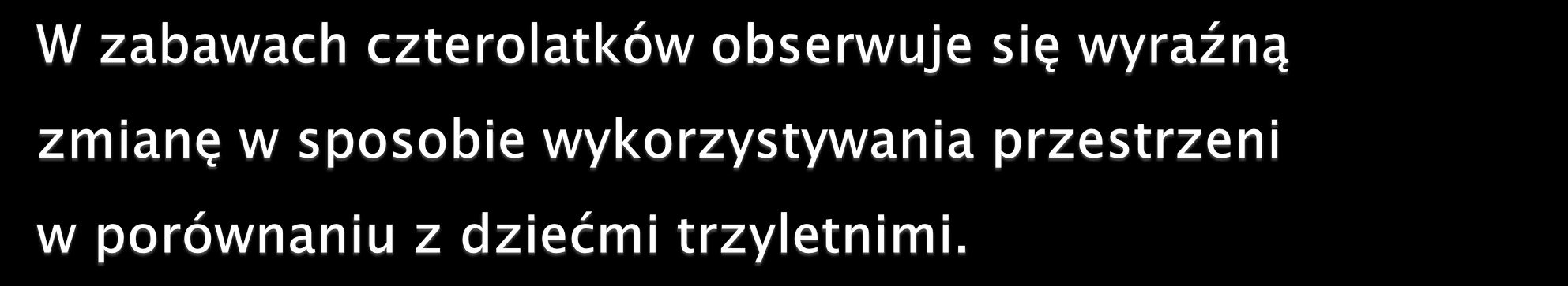 Czterolatki wykorzystują w zabawie bardzo szeroki teren, wiele zabaw