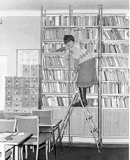 Biblioteka wczoraj i dziś Początek działalności biblioteki poprzedza powstanie szkoły, którą powołano do życia w latach 40-tych ubiegłego wieku jako Prywatne Trzechletnie Gimnazjum Handlowe.