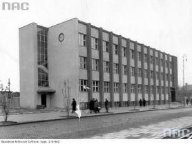 Gmach Izby Przemysłowo-Handlowej w Sosnowcu (II połowa lat trzydziestych). Źródło: Narodowe Archiwum Cyfrowe, sygn. 1-G862, http: //audiovis.nac.gov.
