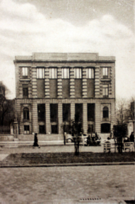 Budynek Izby Przemysłowo-Handlowej w Łodzi (ob. Rektorat Uniwersytetu Medycznego). Stan na lata 1949-1950.