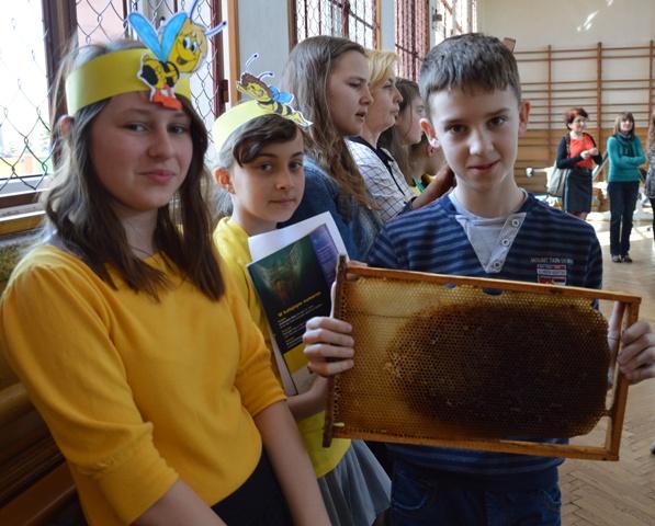 W dalszej części uczniowie Kl. V VI przedstawili przygotowane domki dla dzikich pszczół, które zostaną umieszczone w pobliskim lesie. Wiersz M.