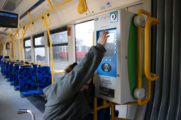 4. AUTOMAT DO SPRZEDAŻY BILETÓW znajduję się za wysoko.