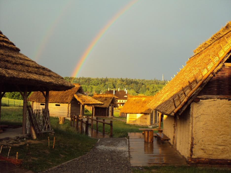 Ceny biletów wstępu do Osady: Bilety grupowe ulgowe (powyżej 10 os.) - 6,00 zł/os. Bilety grupowe normalne (powyżej 10 os.) - 8,00 zł/os. Opiekunowie grup zorganizowanych (pow.