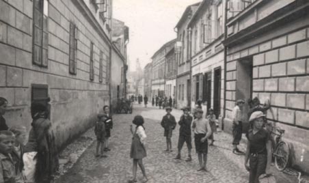 W roku 2007 Centrum Żydowskie pozyskało także szereg cennych pamiątek, dokumentów i zdjęć dotyczących dziejów oświęcimskich Żydów. Do najważniejszych z nich należą m.in.