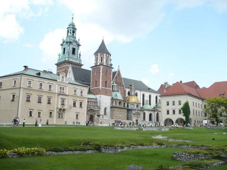 Outside the courtyard and the cathedral Dziedziniec zewnętrzny i katedra The Wawel Cathedral, which is Poland's national sanctuary, is situated on the Wawel Hill in Kraków.