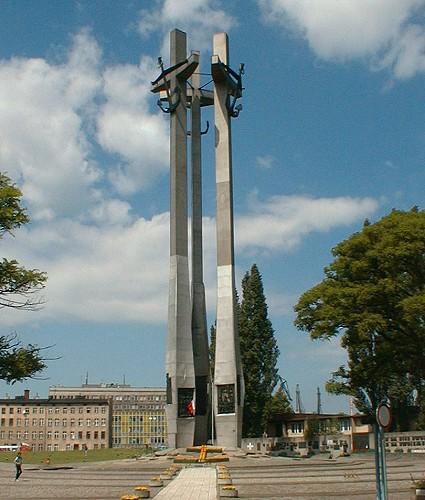 The Monument of the Fallen Shipyard Workers of 1970 Pomnik Poległych Stoczniowców 1970 The Monument was unveiled on 16 December 1980 near the entrance to what was then the Lenin Shipyard in Gdańsk.