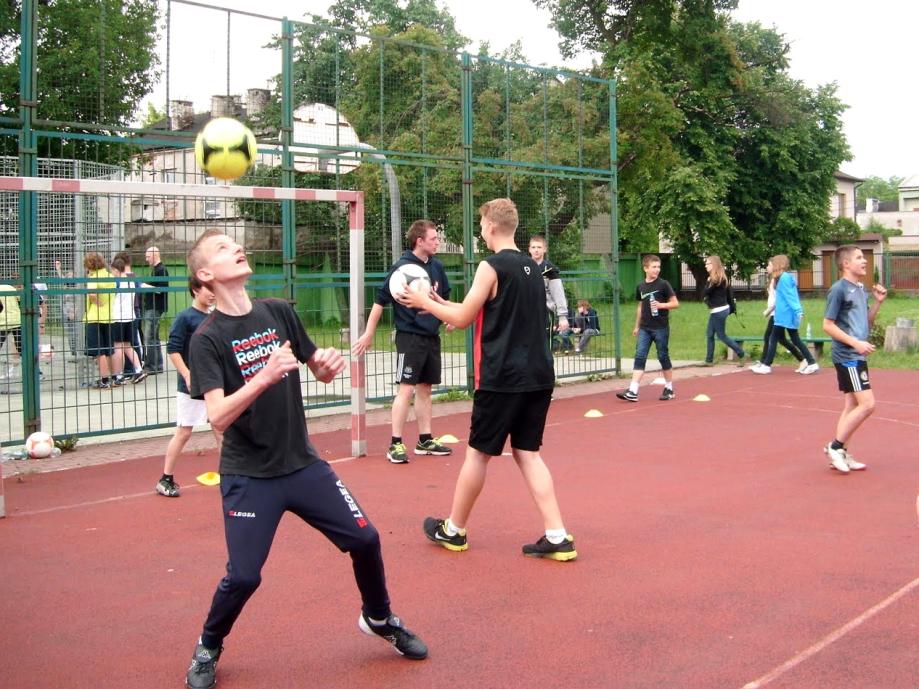 duże położone wśród zieleni boisko szkolne;