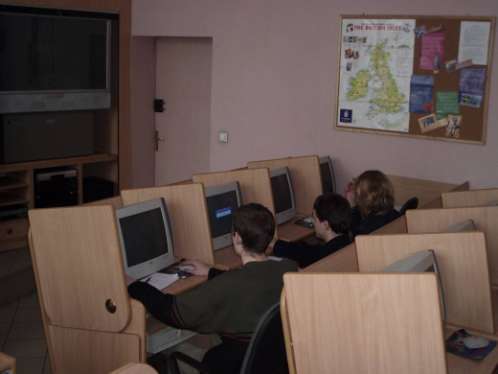 BAZA DYDAKTYCZNA Pracownia multimedialna do nauki języków obcych W pracowni znajduje się: 18 stanowisk komputerowych stale połączonych z Internetem, projektor 52 calowy,
