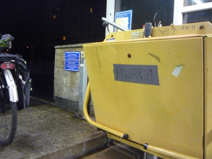 DWORZEC OCHOTA Zepsuty podnośnik - mimo licznych interwencji przez lata nie został on