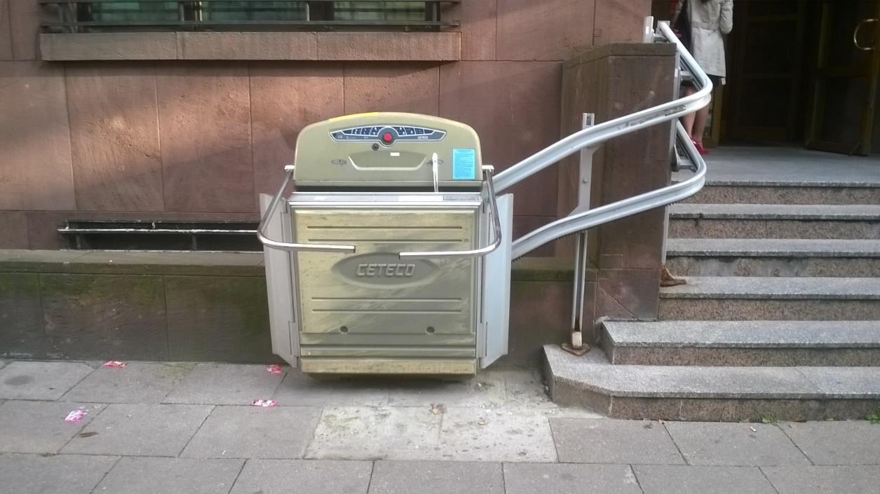 POCZTA PRZY NOWOGRODZKIEJ Niedziałający podnośnik przy wejściu do budynku Poczty Polskiej (ul.