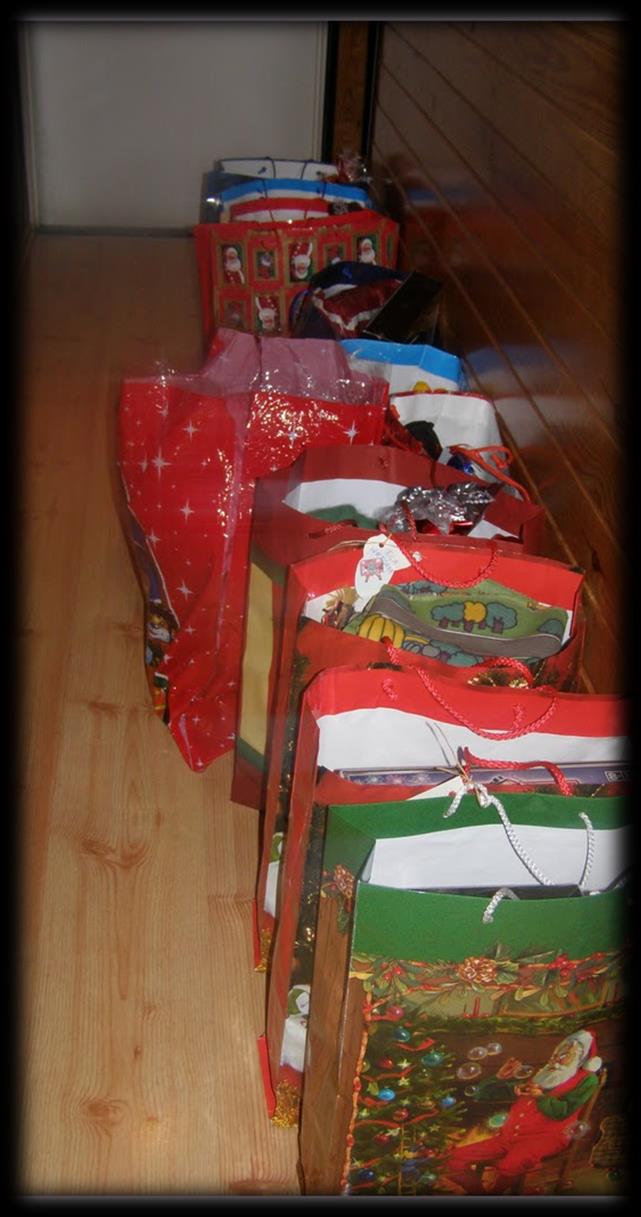 Paczki dla potrzebujących Uczniowie klasy Ii w szczególny sposób przygotowywali się do Świąt Bożego Narodzenia.
