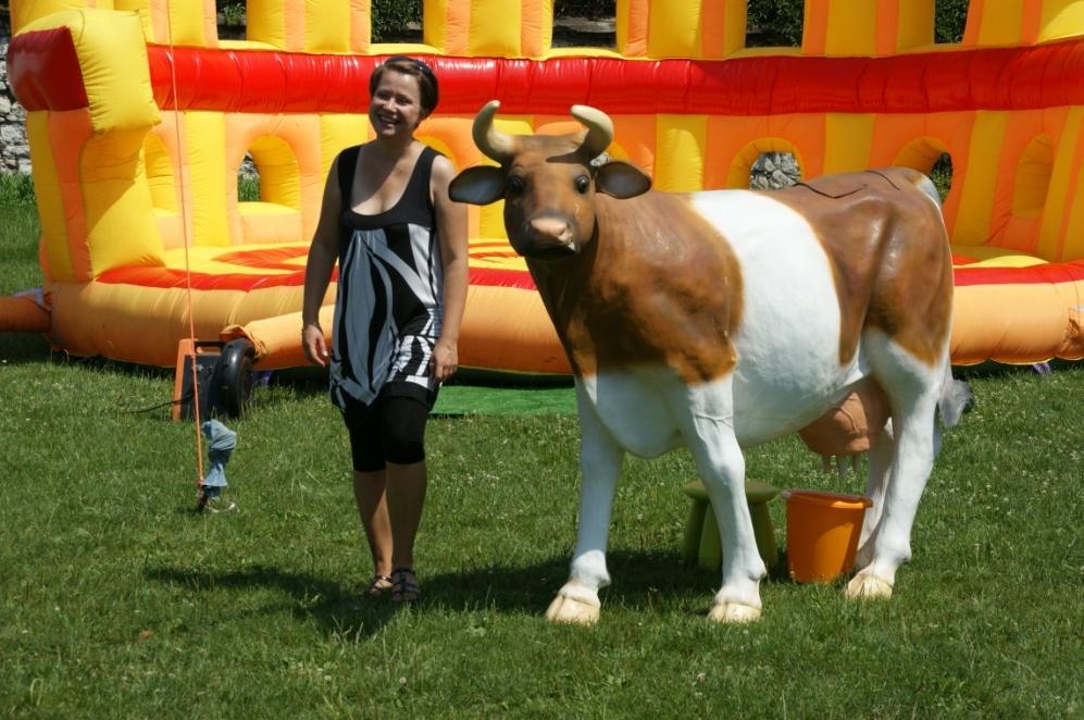 Sztuczna krowa Kompleksowa organizacja imprez plenerowych i firmowych Model krowy o rzeczywistych wymiarach pozwala na przeprowadzenie wesołej rywalizacji.