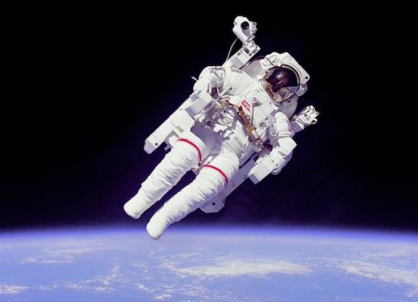 Choroba lokomocyjna czasowe nudności u 50% astronautów wywołane nieważkością skala Garna do określenia odczuwanego natężenia objawów, od nazwiska senatora Jake a Garna.