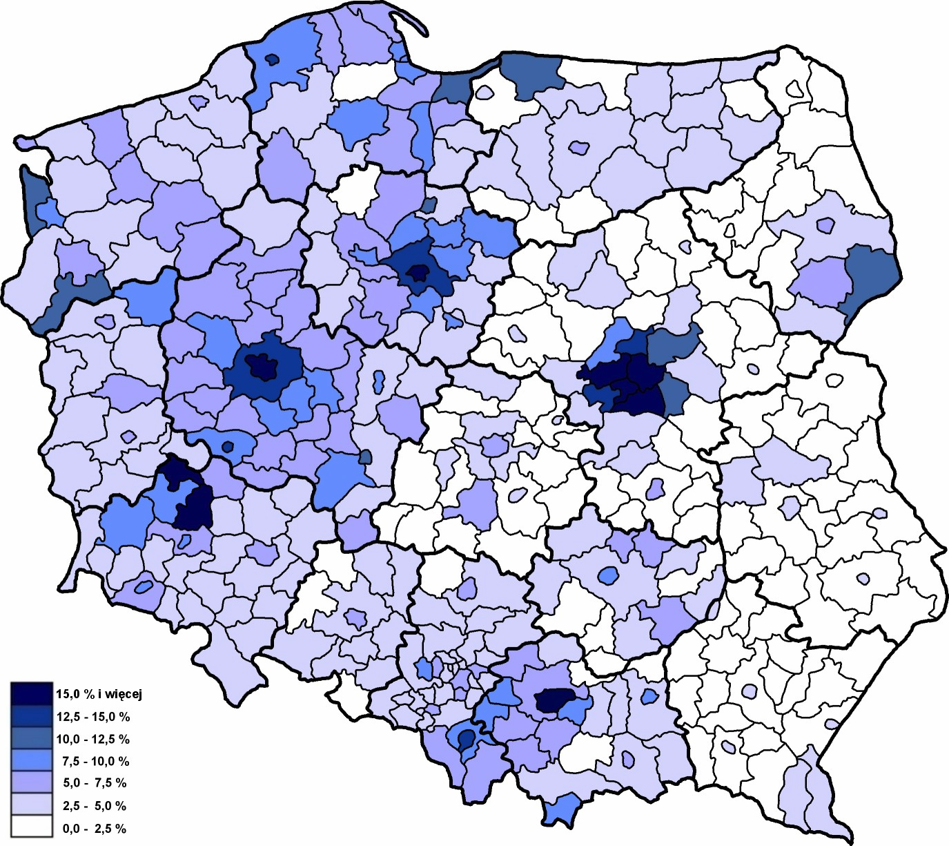 Pearsona wynosi 0,39, a zależność jest istotna statystycznie.62 UW ma wyraźnie miejski elektorat: o ile na wsi zdobyła jedynie 3,2% głosów, to w miastach prawie 9%.