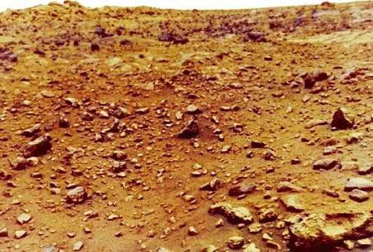 Mars nazywany jest też czerwoną planetą, bo cała jego powierzchnia pokryta jest rudym pyłem. Ten pył to tlenek żelaza, zwany także rdzą.