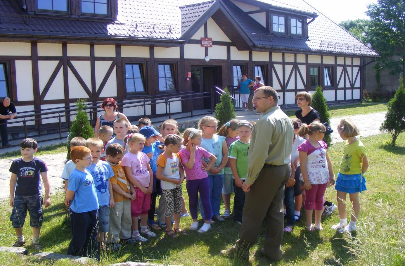 Wręczanie nagród przez pracownika Nadleśnictwa ds.