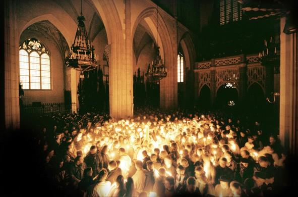 Za nim idzie niosący paschał, potem celebrans, duchowieństwo, ministranci i lud. Wszyscy niosą świece.