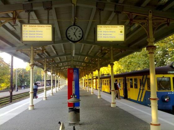 była całkowicie nawierzchnia peronów, modernizowane lub budowane nowe wiaty peronowe, instalowany system