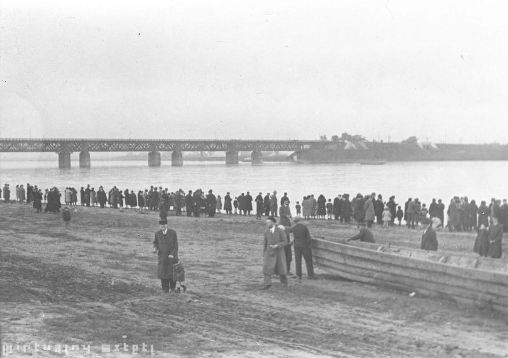 Żydzi nad brzegiem Wisły podczas tzw. taszlich.