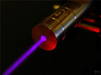 Parametry laserów Lasery Najmniejsze mają rozmiar części milimetra i dają światło o mocy ok. 200mW. Największe, używane do wywołania reakcji jądrowych, mogą mieć moc impulsu świetlnego do ok. 1014W.