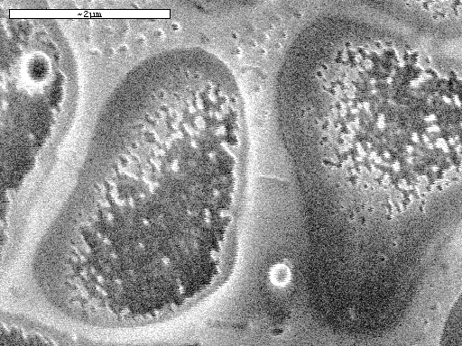 28 przedstawia zdjęcie struktury na cienkich foliach dla próbki po obróbce hybrydowej na dwóch odległościach od powierzchni 35 µm i około 150 µm.