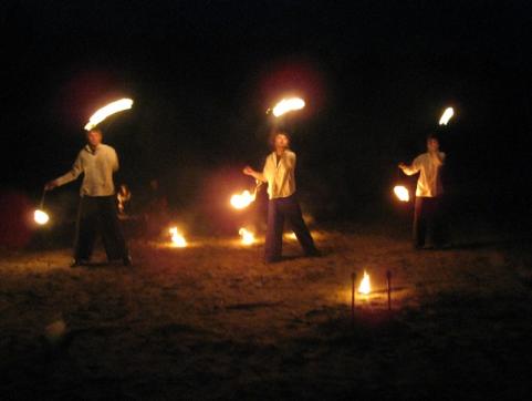 Poi, kij długi, kije krótkie, łańcuchy długopalce, wachlarze, nunchaku, pochodnie, iskry. Smells Like Irish Laureat III miejsca podczas Ogólnopolskiego Festiwalu Ognia FIREPROOF Kutno 2010r.