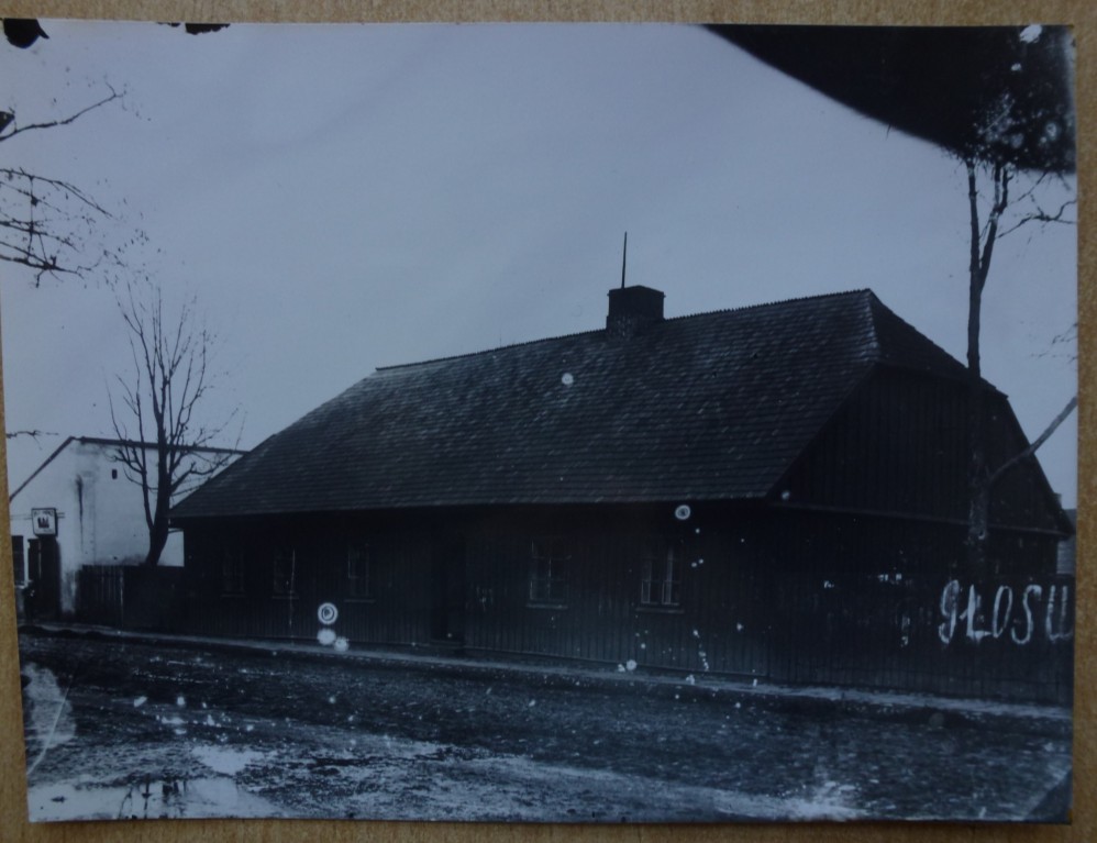 fot. www.sp2.blonie.pl LATA PRZEDWOJENNE Historia bierze każdego na darmową przejażdżkę. Saul Bellow SZKOŁA U REJENTA 1.