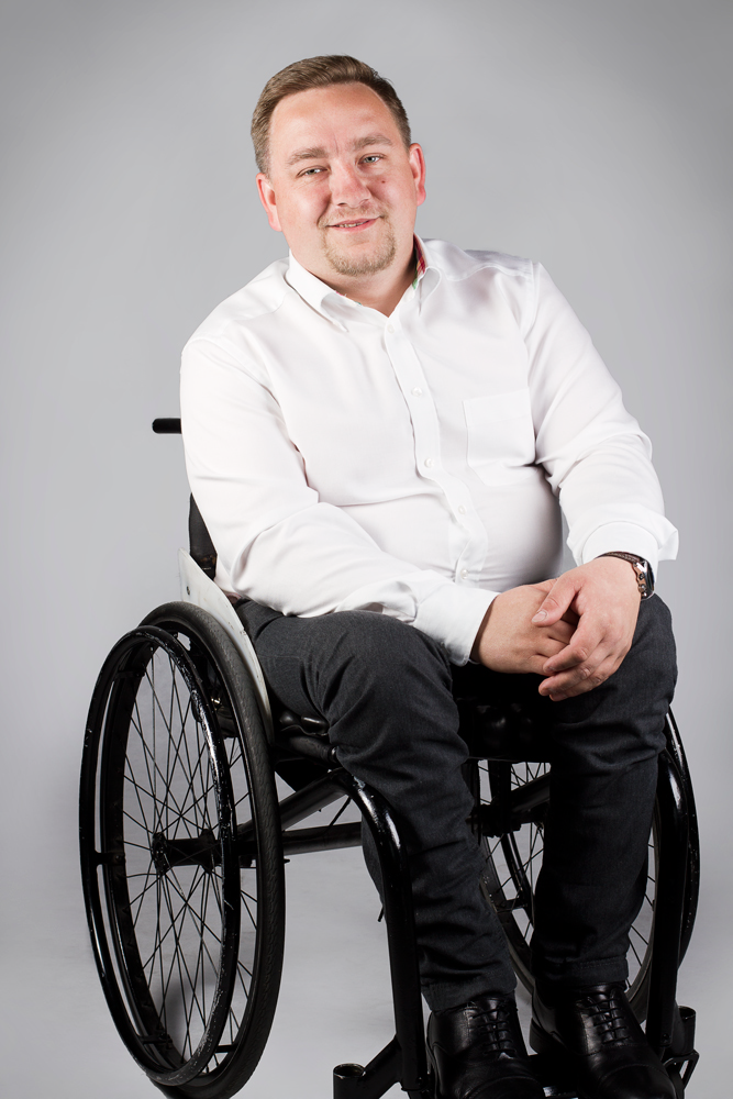 Kadra trenerska Magister socjologii, doradca zawodowy, trener pracy. Pracuje z osobami z niepełnosprawnościami zarówno na gruncie edukacyjnym jak i zawodowym.