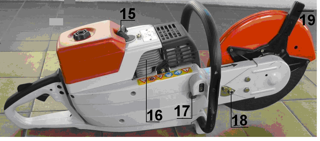 15 - świeca zapłonowa, 16 - użebrowanie cylindra silnika, Fotografia nr 8.5. Podstawowe elementy piły: 17 i 18 - elementy naciągu paska napędowego, 19 - uchwyt odsłony tarczy tnącej.