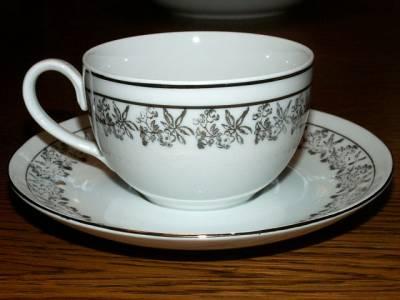 Jak rozpoznać porcelanę pierwszego gatunku? Na wewnętrznych ściankach nie może być tzw. muszek czyli ciemnych kropeczek. Jeśli są oznacza to, że do produkcji użyto surowców gorszej jakości.