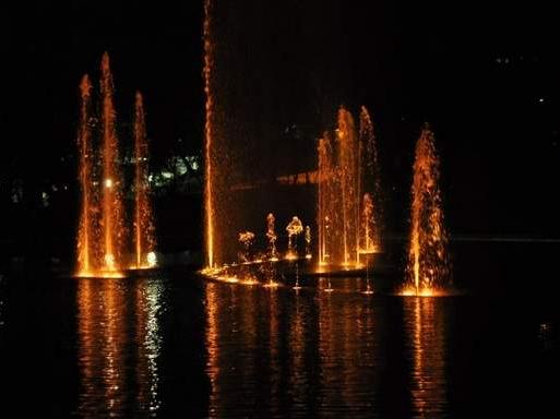 Multimedialna fontanna - spektakl światła, wody i dźwięku B Fontanna gra codziennie w sezonie letnim (od 01 maja do 31 października) o godzinach 12:00, 18:30 