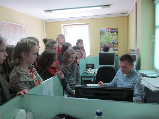 Dziennikarz powinien być ciekawy świata W poniedziałek 15.04.2013 byliśmy w Gazecie Krakowskiej w Nowym Sączu. Dowiedzieliśmy się, jak ciężka i wymagająca jest praca dziennikarza.