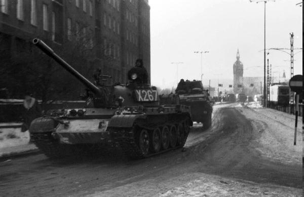 Stan wojenny w Polsce, ograniczenie praw obywatelskich wprowadzone w nocy z 12 na 13 grudnia 1981 w celu zahamowania aktywności społeczeństwa dążącego do gruntownej