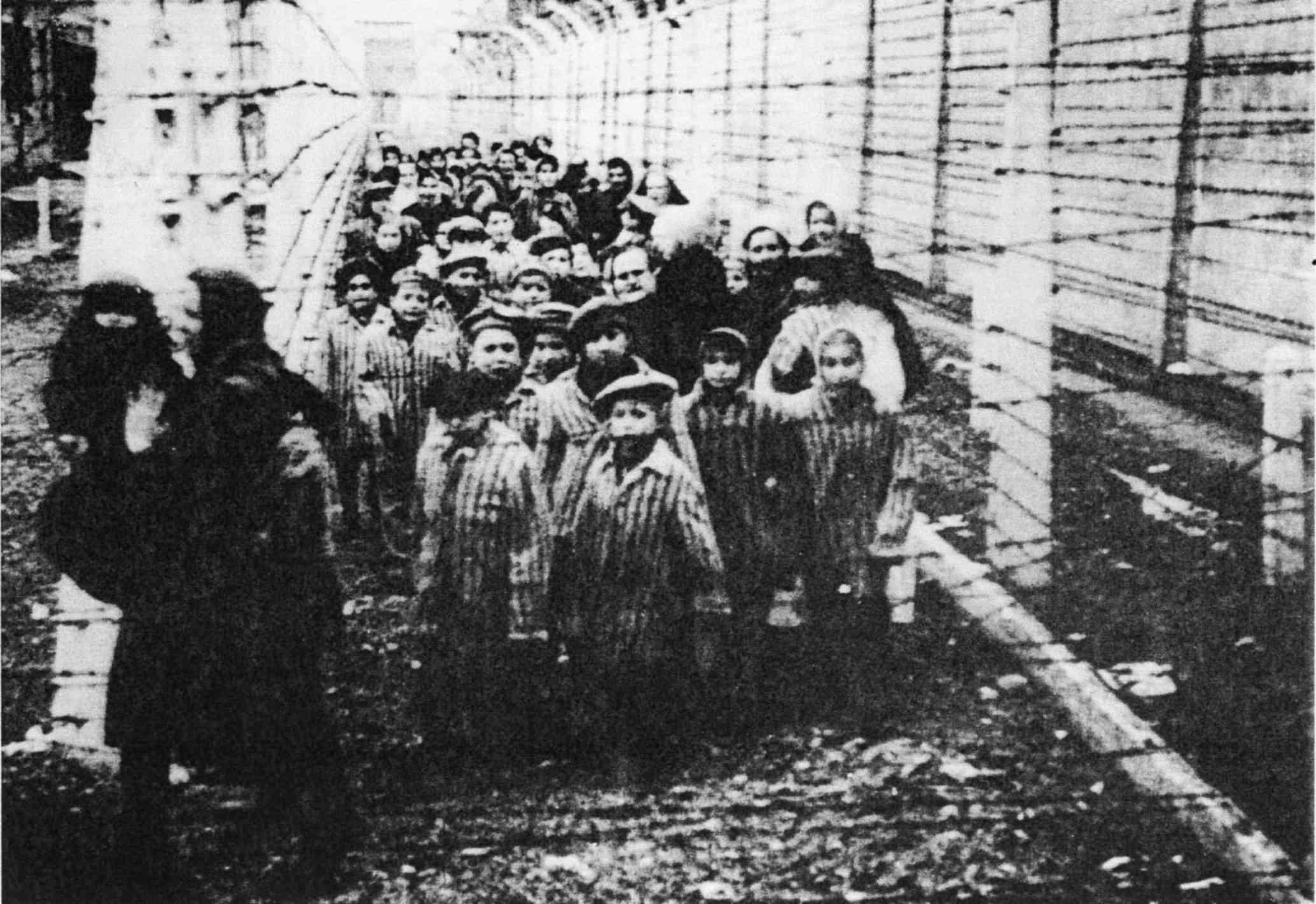 KL Auschwitz I, więźniowie dzieci pomiędzy drutami obozowego