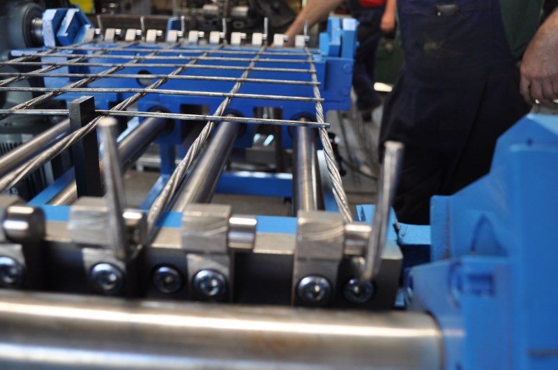 GIĘTARKI Giętarki Dzięki długoletniej budowie maszyn dla przemysłu obróbki drutu, firma Wemet jest w stanie wykonać różnego rodzaju giętarki do drutu lub siatek.