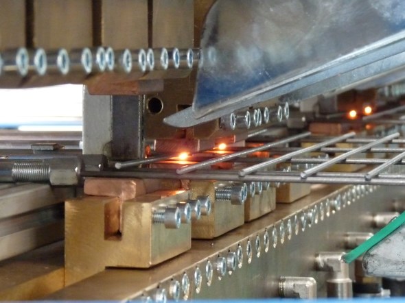 ZGRZEWARKI Główną działalnością firmy Wemet jest budowa urządzeń do oporowego zgrzewania metali.