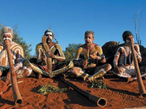 TRADYCJE Tradycje australijskie oparte są na tradycjach rdzennych mieszkańców Australii, którzy pojawili się na jej terenach około 40 tysięcy lat temu, przed przybyciem Europejczyków.