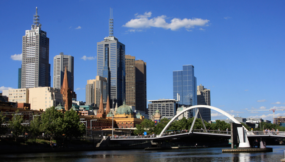 MELBOURNE Dawna stolica Australii dwukrotnie otrzymała tytuł najlepszego miasta do życia The Economist. To właśnie tu w 1956 roku odbyły się Igrzyska Olimpijskie. Do zobaczenia jest tu m.in.