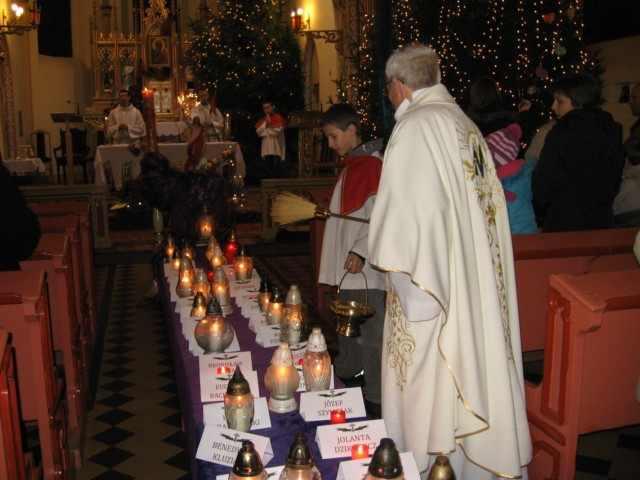 Msza św. za zmarłych w 2011 r. Dnia 30 grudnia o godz. 18 została odprawiona Msza Św. w intencji zmarłych w 2011 roku parafian.